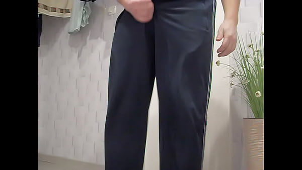 Masowanie kutasa w śliskich dresach